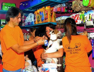 NEGOZIO di ANIMALI. Fotografie di Giulio Azzarello ©2018. NEGOZIO di ANIMALI. Fotografie di Giulio Azzarello ©2018.