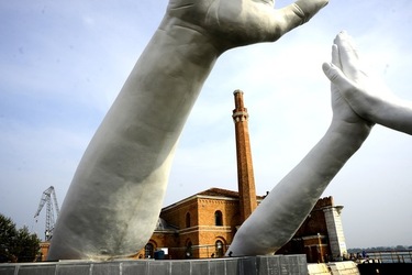 LE MANI DI LORENZO QUENN Biennale di Venezia. Fotografie di Giulio Azzarello &copy;2020.