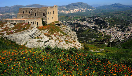 ERICE e il suo QUARTIERE SPAGNOLO.Fotografie di Giulio Azzarello &copy;2014.