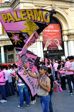 I TIFOSI DEL PALERMO CALCIO in piazza per festeggiare. Fotografie di Giulio Azzarello ©2014. I TIFOSI DEL PALERMO CALCIO in piazza per festeggiare. Fotografie di Giulio Azzarello ©2014.