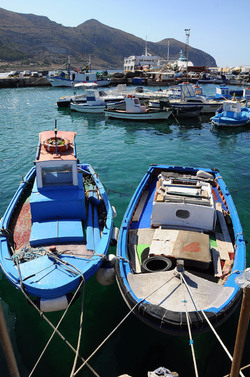 Il PORTO DI FAVIGNANA in Sicilia visioni panoramiche o particolari. Fotografie di Giulio Azzarello &copy;2014.