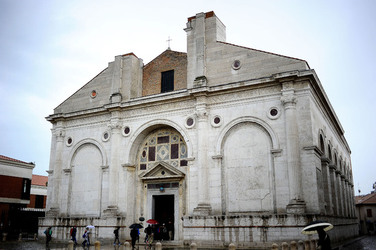 TEMPIO MALATESTIANO e SPIAGGIA di Rimini. Fotografie di Giulio Azzarello &copy;2016.