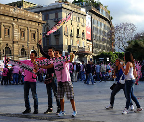 I TIFOSI DEL PALERMO CALCIO in piazza per festeggiare. Fotografie di Giulio Azzarello ©2014. I TIFOSI DEL PALERMO CALCIO in piazza per festeggiare. Fotografie di Giulio Azzarello ©2014.
