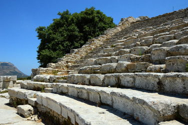 SEGESTA il sito archeologico il teatro greco e l acropoli. Panorami e particolari. Fotografie di Giulio Azzarello &copy;2014.