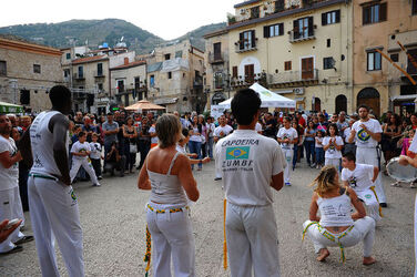 DANZE BRASILIANE E DANZATORI MULTIETNICI a Monreale in Sicilia. Fotografie di Giulio Azzarello &copy;2014.
