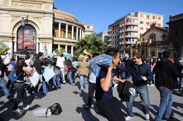 LOTTA DI CUSCINI flash mob fotografie di Giulio Azzarello ©2014. LOTTA DI CUSCINI flash mob fotografie di Giulio Azzarello ©2014.