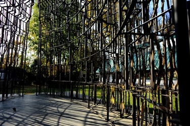 VENEZIA installazione lignea Giardini della Biennale di Arch. Cont. Fotografie di Giulio Azzarello &copy;2022.