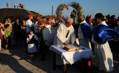 PROCESSIONE RELIGIOSA DEL MARE a Linosa. Fotografie di Giulio Azzarello ©2014. PROCESSIONE RELIGIOSA DEL MARE a Linosa. Fotografie di Giulio Azzarello ©2014.