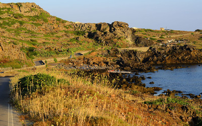 ISOLA DI USTICA la costa. Fotografie di Giulio Azzarello &copy;2016.