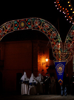 PROCESSIONE RELIGIOSA in Sicilia. Fotografie di Giulio Azzarello &copy;2014.