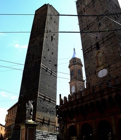 BOLOGNA centro storico. Fotografie di Giulio Azzarello &copy;2018.