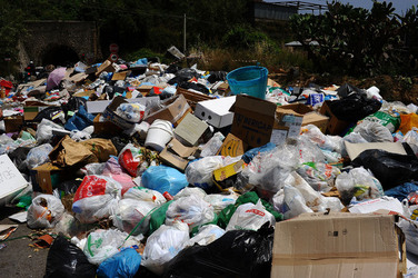 DISCARICA abusiva nei pressi del comune e paese di Monreale in Sicilia. Fotografie di Giulio Azzarello &copy;2014.