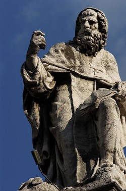 LE SCULTURE DI SAN PIETRO sopra il colonnato a Roma. Fotografie di Giulio Azzarello &copy;2014.