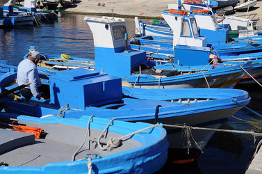 Il PORTO DI FAVIGNANA in Sicilia visioni panoramiche o particolari. Fotografie di Giulio Azzarello &copy;2014.