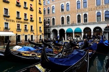 VENEZIA fotografie di Giulio Azzarello &copy;2022.