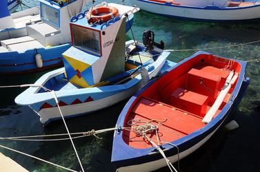 Il PORTO DI FAVIGNANA in Sicilia visioni panoramiche o particolari. Fotografie di Giulio Azzarello &copy;2014.
