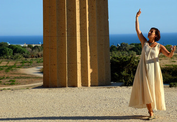 PAOLA PACE attrice italiana di origini siciliane Palermo ritratti a Sellinunte. Fotografie di Giulio Azzarello ©2014.