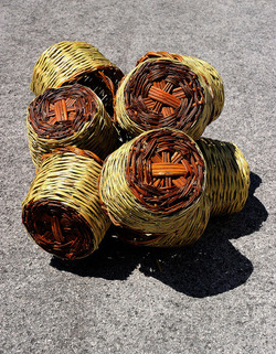 CESTO tipico tradizionale siciliano impagliato. Fotografie di Giulio Azzarello &copy;2014.