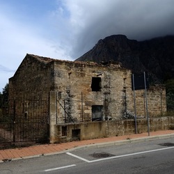 CAMMINANDO. Fotografie di Giulio Azzarello &copy;2024.