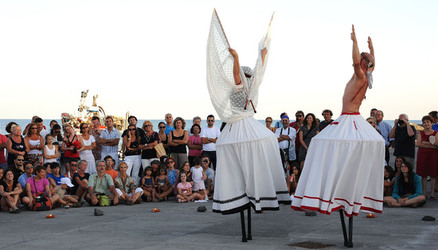 TRAMPOLIERI A LINOSA in Sicilia tutti i momenti dello spettacolo. Fotografie di Giulio Azzarello &copy;2014.