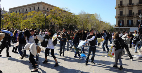 LOTTA DI CUSCINI flash mob fotografie di Giulio Azzarello ©2014. LOTTA DI CUSCINI flash mob fotografie di Giulio Azzarello ©2014.