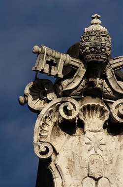 LE SCULTURE DI SAN PIETRO sopra il colonnato a Roma. Fotografie di Giulio Azzarello &copy;2014.