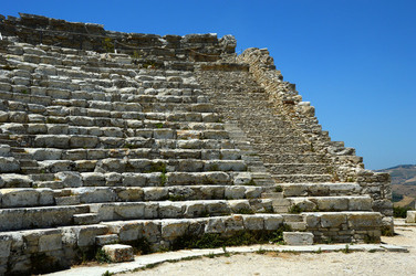 SEGESTA il sito archeologico il teatro greco e l acropoli. Panorami e particolari. Fotografie di Giulio Azzarello &copy;2014.