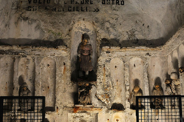 Le CATACOMBE di Palermo documentario film. Fotografie di scena e set di Giulio Azzarello &copy;2014.