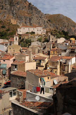 ISNELLO in Sicilia comune e paese del territorio delle madonie. Fotografie di Giulio Azzarello &copy;2014.