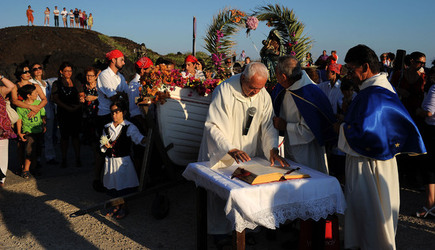 PROCESSIONE RELIGIOSA DEL MARE a Linosa. Fotografie di Giulio Azzarello ©2014. PROCESSIONE RELIGIOSA DEL MARE a Linosa. Fotografie di Giulio Azzarello ©2014.