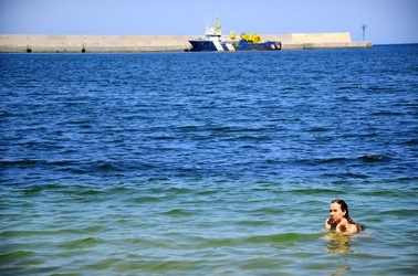 LA RAGAZZA e il mare fotografie di Giulio Azzarello &copy;2019.