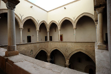 LOGGIATO arabo normanno allo Steri di Palermo. Fotografie di Giulio Azzarello &copy;2014.