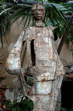 ANGELO DENARO pittore artista siciliano con la sua scultura di ferro. Fotografie di Giulio Azzarello &copy;2014.