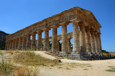 SEGESTA il sito archeologico il teatro greco e l acropoli. Panorami e particolari. Fotografie di Giulio Azzarello &copy;2014.