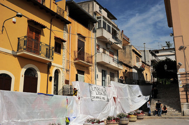IL MURO DELL ANTIMAFIA e della legalit&agrave; a Partinico in Sicilia. Fotografie di Giulio Azzarello &copy;2014.