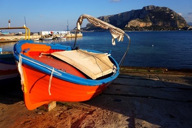 BARCHE. Fotografie di Giulio Azzarello ©2022. BARCHE. Fotografie di Giulio Azzarello ©2022.