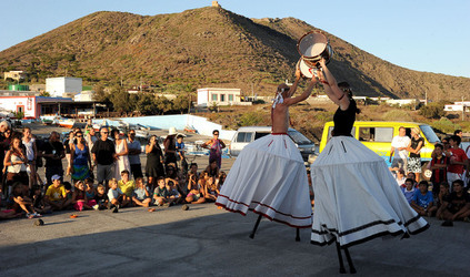TRAMPOLIERI A LINOSA in Sicilia tutti i momenti dello spettacolo. Fotografie di Giulio Azzarello &copy;2014.