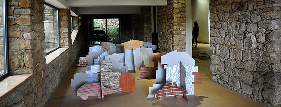 ANNE CLEMENCE de GROLEE e una sua installazione. Fotografie di Giulio Azzarello &copy;2014.