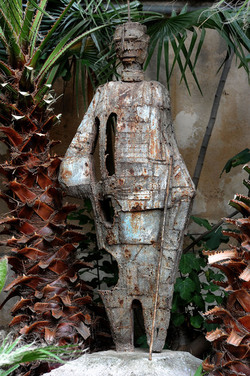 ANGELO DENARO pittore artista siciliano con la sua scultura di ferro. Fotografie di Giulio Azzarello &copy;2014.