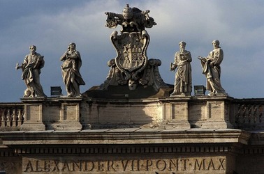LE SCULTURE DI SAN PIETRO sopra il colonnato a Roma. Fotografie di Giulio Azzarello &copy;2014.