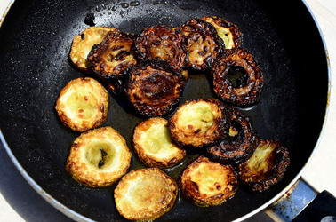 SAPORI zucchine fritte della tipica e tradizionale cucina siciliana. Fotografie di Giulio Azzarello &copy; 2014.