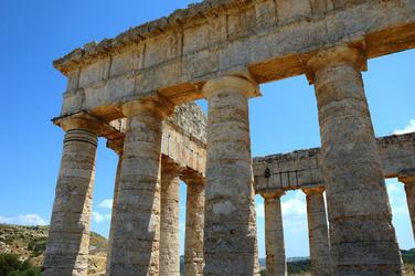 SEGESTA il sito archeologico il teatro greco e l acropoli. Panorami e particolari. Fotografie di Giulio Azzarello &copy;2014.