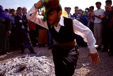 NEWROZ marzo 2001. Curdistan turco. Fotografie di Giulio Azzarello ©2001 2022. NEWROZ marzo 2001. Curdistan turco. Fotografie di Giulio Azzarello ©2001 2022.