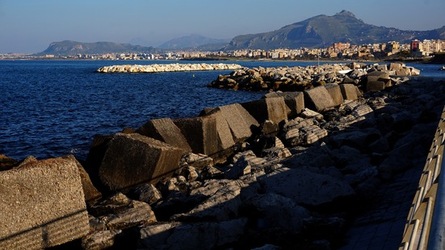 BARCHE. Fotografie di Giulio Azzarello ©2022. BARCHE. Fotografie di Giulio Azzarello ©2022.