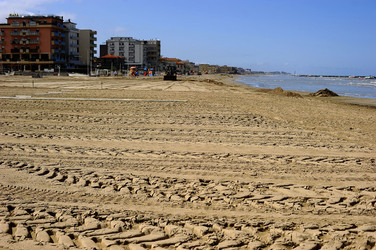 TEMPIO MALATESTIANO e SPIAGGIA di Rimini. Fotografie di Giulio Azzarello &copy;2016.