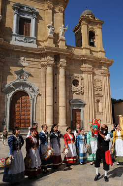 GRUPPO FOLK SICILIANO a Marsala. Fotografie di Giulio Azzarello &copy;2014.