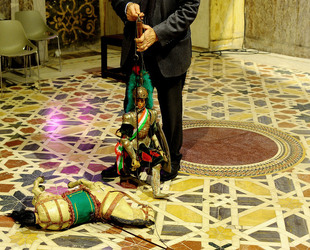 Mimmo Cuticchio in un suo spettacolo. Fotografie di Giulio Azzarello &copy;2017.