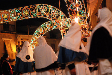 PROCESSIONE RELIGIOSA in Sicilia. Fotografie di Giulio Azzarello &copy;2014.