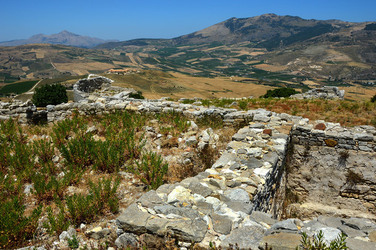 SEGESTA il sito archeologico il teatro greco e l acropoli. Panorami e particolari. Fotografie di Giulio Azzarello &copy;2014.