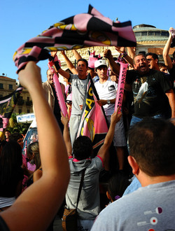 I TIFOSI DEL PALERMO CALCIO in piazza per festeggiare. Fotografie di Giulio Azzarello ©2014. I TIFOSI DEL PALERMO CALCIO in piazza per festeggiare. Fotografie di Giulio Azzarello ©2014.